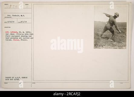 SGT. Lavalle della compagnia M, 326th Infantry, 82nd Division è mostrato a Choley, in Francia, trasportando e lanciando granate a mano con il suo equipaggiamento da campo completo. La foto è stata scattata il 1 agosto 1918 ed è stata approvata dalla censura A.E.F. Queste informazioni sono documentate nella fotografia 111-SC-18774. Foto Stock