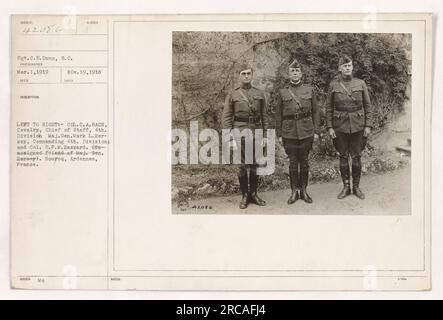 Sgt. C.E. Dunn catturò questa fotografia il 1 marzo 1919 a Bourcq, Ardennes, Francia. L'immagine mostra (da sinistra a destra) Coll. C.A. Bach, Capo di Stato maggiore della IV Divisione Cavalry; il maggiore generale Mark L. Hersey, Comandante della 4a Divisione; e il colonnello O.P.M. Hazzard, un amico non assegnato del generale Hersey. La fotografia è etichettata come 42086 nella collezione. Foto Stock