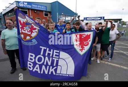 I tifosi del Penybont mostrano il loro supporto prima della partita di andata e ritorno della UEFA Europa Conference League al Dunraven Brewery Field, Bridgend. Data foto: Giovedì 13 luglio 2023. Foto Stock