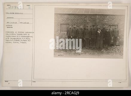 Personale presso i laboratori centrali, Hospital Center in Francia. Da sinistra a destra: Tenente B.R. Johnson, tenente A. St. George, maggiore W.E. Shee, Capitano G.P. Olcott Jr. La foto è stata scattata il 6 gennaio 1919 e ricevuta il 28 luglio 1919. Il fotografo era il soldato Clyde Eddy. Foto Stock