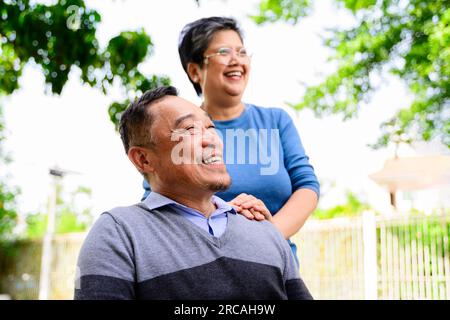 Ritratto di uomo anziano sano e donna che si gode a casa, felice coppia sposata anziana che passa il tempo insieme, nonni rilassarsi a casa, felice Foto Stock