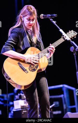 Castellazzo di Bollate, Italia. 12 luglio 2023. La cantautrice americana SUZANNE VEGA si esibisce dal vivo sul palco di Villa Arconati durante il "Villa Arconati Festival 2023". Crediti: Rodolfo Sassano/Alamy Live News Foto Stock