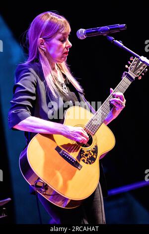 Castellazzo di Bollate, Italia. 12 luglio 2023. La cantautrice americana SUZANNE VEGA si esibisce dal vivo sul palco di Villa Arconati durante il "Villa Arconati Festival 2023". Crediti: Rodolfo Sassano/Alamy Live News Foto Stock