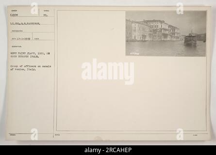 Membri della Classe di West Point del 1921, incluso il tenente colonnello GR. Harrison, sono visti in un tour attraverso l'Italia. In questa fotografia, possono essere visti sui canali di Venezia in gruppo. La foto è stata scattata il 1 dicembre 1919 ed è numerata 64908. Foto Stock