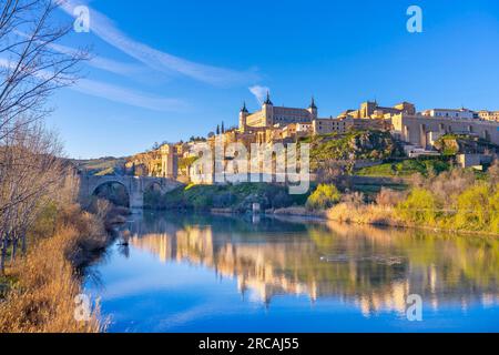 Vista dal porto e dal ponte di Alcantara, Toledo, Castiglia-la Mancha, Spagna Foto Stock