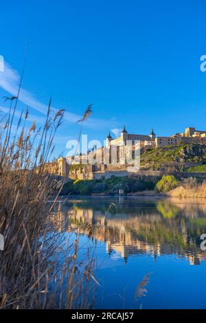 Vista dal porto e dal ponte di Alcantara, Toledo, Castiglia-la Mancha, Spagna Foto Stock