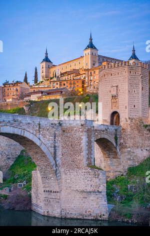 Vista dal porto e dal ponte di Alcantara, Toledo, Castiglia-la Mancha, Spagna Foto Stock