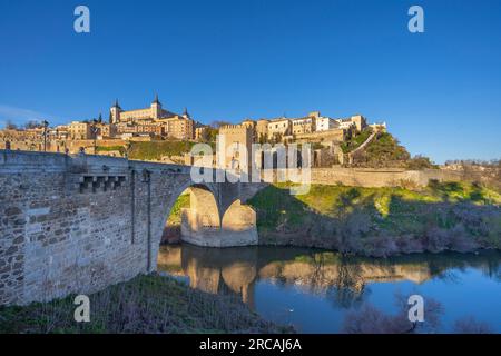 Vista dal porto e dal ponte di Alcantara, Toledo, Castiglia-la Mancha, Spagna Foto Stock