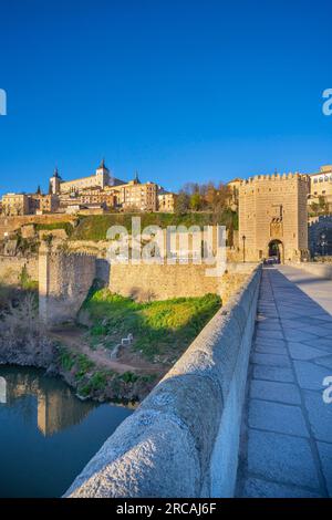 Vista dal porto e dal ponte di Alcantara, Toledo, Castiglia-la Mancha, Spagna Foto Stock