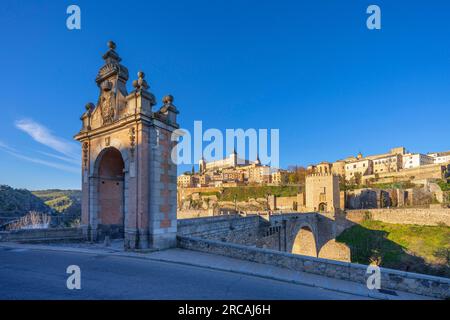 Vista dal porto e dal ponte di Alcantara, Toledo, Castiglia-la Mancha, Spagna Foto Stock