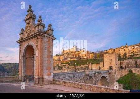 Vista dal porto e dal ponte di Alcantara, Toledo, Castiglia-la Mancha, Spagna Foto Stock