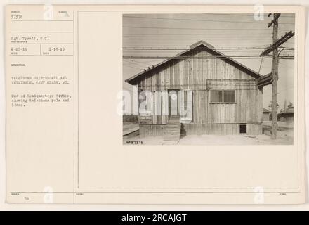 I soldati a Camp Meade, MD, sono raffigurati in questa fotografia scattata dal sergente Tyrell il 25 febbraio 1919. L'immagine cattura una vista del centralino telefonico e dei terminali presso l'ufficio centrale del campo, con un palo telefonico e linee visibili sullo sfondo. Notare il cartello con scritto "WESTEN EIN TELEGRA -CARE OFFICE". Foto Stock