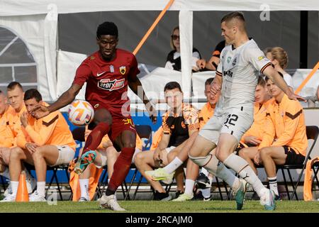 Vlaardingen, Paesi Bassi. 13 luglio 2023. VLAARDINGEN, PAESI BASSI - 13 LUGLIO: Zini dell'AEK Atene lotta per il possesso durante l'AEK Athene della stagione 2022-2023 del FC Shakhtar Donetsk allo Sportpark CWO il 13 luglio 2023 a Vlaardingen, Paesi Bassi (foto di Broer van den Boom/Orange Pictures) credito: Orange Pics BV/Alamy Live News Foto Stock