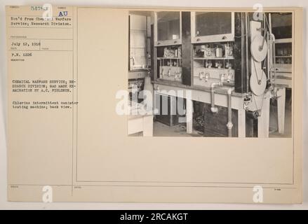 I ricercatori del Chemical Warfare Service esaminano una macchina per l'analisi del cloro intermittente in questa fotografia scattata da A.C. Fieldner. La macchina di prova viene utilizzata per garantire l'efficacia delle maschere antigas. La foto è stata ottenuta dal Chemical Warfare Service; Research Division ed è datata 12 luglio 1918. Foto Stock