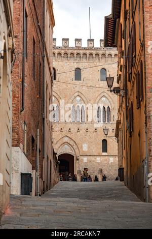 Siena, Italia - Apr 7, 2022: Piazza Salimbeni è una piazza di spicco nel centro di Siena, regione Toscana. La piazza ospita più punti di riferimento Foto Stock