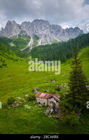 Vista di Pizzo Camino dalla Malga Epolo in primavera. Schilpario, Val di Scalve, distretto di Bergamo, Lombardia, Italia. Foto Stock