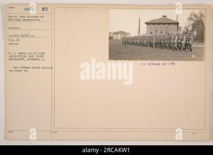 Soldati negli Stati Uniti School of Military Aeronautics presso l'Ohio State University di Columbus, Ohio, partecipando a un'esercitazione di difesa del gas. Vengono mostrati indossare le maschere antigas. La fotografia è stata scattata il 29 luglio 1918 ed è etichettata come soggetto numero 55517. È stato ricevuto dal Direttore dell'Aeronautica militare ed è destinato esclusivamente all'uso ufficiale. Foto Stock