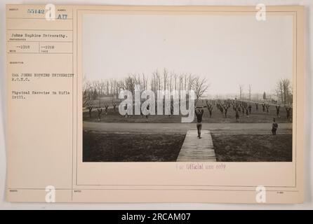 I soldati della Johns Hopkins University R.O.T.C. sono impegnati in esercizi fisici mentre eseguono esercitazioni con fucili. La fotografia è stata scattata nel 1918 e fa parte di una serie che documenta le attività militari durante la prima guerra mondiale L'immagine riguarda l'uso ufficiale del dipartimento R.O.T.C. della Johns Hopkins. Foto Stock