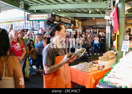 Famoso per il pesce che lancia gli acquisti dei clienti prima di confezionare il Pike Place Fish Market Seattle, Washington State USA Foto Stock