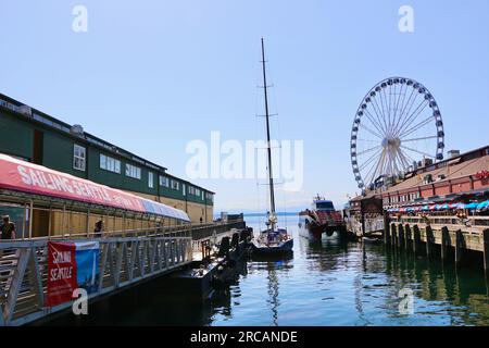 Ruota panoramica Seattle Great Wheel una barca Salish Sea Tours Orca One e uno yacht a vela Seattle Piers 56 e 57 Elliott Bay Seattle Washington State USA Foto Stock