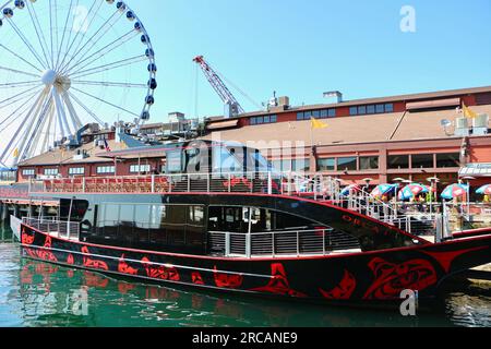 Ruota panoramica Seattle Great Wheel costruita sull'acqua con una barca Salish Sea Tours Orca One Pier 57 Elliott Bay Seattle Washington State USA Foto Stock