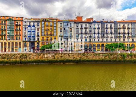 Colorati condomini del fiume Nervion a Bilbao, Paesi Baschi, Spagna. Foto Stock