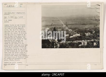 I soldati americani avanzano attraverso terreni bassi a Clermont-en-Argonne, in Francia durante la prima guerra mondiale Lo skyline è dominato dalle colline occupate dalle forze tedesche. La fotografia mostra la strada di Clermont Varennes, una linea cruciale di comunicazione e fornitura, che è stata estratta e fatta saltare in aria dai tedeschi. Le rovine di Clermont sono visibili in primo piano. Foto Stock