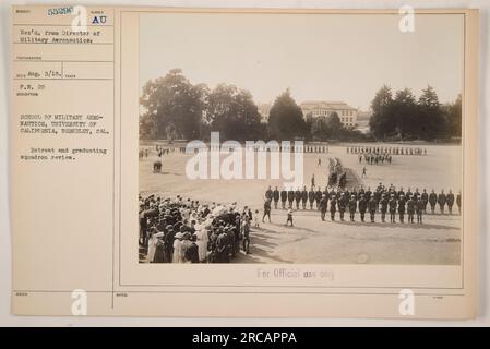 Fotografia ufficiale di una recensione di ritiro e di uno squadrone diplomato presso la P.N. 22 School of Military Aeronautics, University of California, Berkeley, California durante la prima guerra mondiale. La foto è stata scattata in una data non specificata e mostra un gruppo di soldati in formazione. Non vengono forniti ulteriori dettagli. Foto Stock