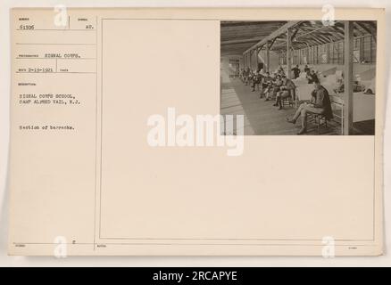 Sezione della caserma della Signal Corps School, Camp Alfred Vail, New Jersey. Questa fotografia, scattata dal Signal Corps, è numerata 61506 ed è stata ricevuta il 19 febbraio 1921. L'immagine mostra una sezione tipica della caserma dove il personale militare si addestrava e viveva. Le annotazioni sulla foto menzionano la scuola e l'individuo che l'ha salvata, ma il significato dell'ultima nota, "BALTRAL", non è chiaro. Foto Stock