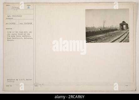 I soldati perquisiscono la miniera di carbone presso la ferrovia del 5th Army Corps vicino ad Harricourt, Ardennes, Francia, durante la prima guerra mondiale Il vano motore può essere visto sullo sfondo della fotografia. Questa immagine è stata scattata il 15 novembre 1918 dal sergente Eikleberry e ricevuta il 7 gennaio 1919. È stato rilasciato dalla A.E.P. Censor il 16 gennaio 1919. Foto Stock