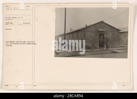 Didascalia: Ufficio ricevimento presso Camp Hospital 11 a St. Nazaire, Loire-Inferieure, Francia. La foto è stata scattata il 29 gennaio 1919 da H.W. Soper, S.C. L'immagine mostra il personale dell'ufficio ricevente che gestisce vari documenti e attività amministrative. Foto Stock