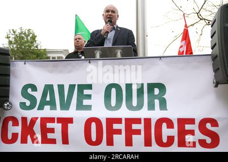 Rail, Maritime and Transport (RMT) il segretario generale dell'unione Mick Lynch parla a una manifestazione mentre Alex Gordon presidente dell'RMT (a sinistra) ascolta fuori dalla stazione di King's Cross, a Londra, La scorsa settimana l'ente di trasporto ferroviario (RDG) ha presentato proposte per una chiusura di massa delle biglietterie delle stazioni ferroviarie in Inghilterra. Data foto: Giovedì 13 luglio 2023. Foto Stock