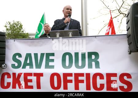 Rail, Maritime and Transport (RMT) il segretario generale dell'unione Mick Lynch parla a una manifestazione mentre Alex Gordon presidente dell'RMT (a sinistra) ascolta fuori dalla stazione di King's Cross, a Londra, La scorsa settimana l'ente di trasporto ferroviario (RDG) ha presentato proposte per una chiusura di massa delle biglietterie delle stazioni ferroviarie in Inghilterra. Data foto: Giovedì 13 luglio 2023. Foto Stock