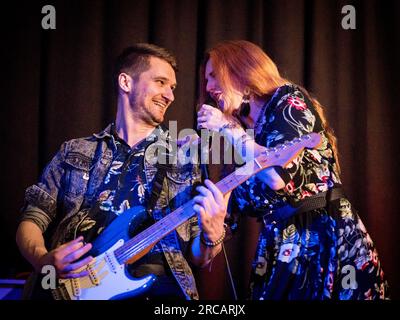 Lindsey Bonnick alla voce e ed Clarke alla chitarra Foto Stock