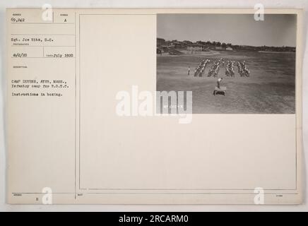 Soldato che riceve istruzioni di boxe a Camp Devens, Ayer, Massachusetts durante la prima guerra mondiale. Questa fotografia è stata scattata nel luglio 1920 e fa parte del programma di formazione R.O.T.C.. Il soldato è identificato come sergente Joe Hits. Credito fotografico a S.C. Photographer. Foto Stock