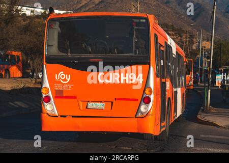 Santiago, Cile - 19 aprile 2023: Trasporto pubblico Transantiago, o Red metropolitana de Movilidad, autobus sulla linea D07 Foto Stock