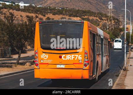 Santiago, Cile - 19 aprile 2023: Trasporto pubblico Transantiago, o Red metropolitana de Movilidad, autobus sulla linea D07 Foto Stock