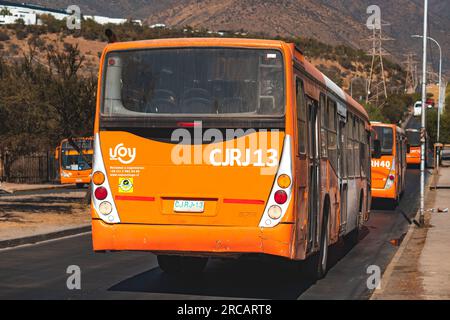 Santiago, Cile - 19 aprile 2023: Trasporto pubblico Transantiago, o Red metropolitana de Movilidad, autobus sulla linea D07 Foto Stock