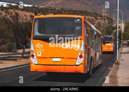 Santiago, Cile - 19 aprile 2023: Trasporto pubblico Transantiago, o Red metropolitana de Movilidad, autobus sulla linea D08 Foto Stock