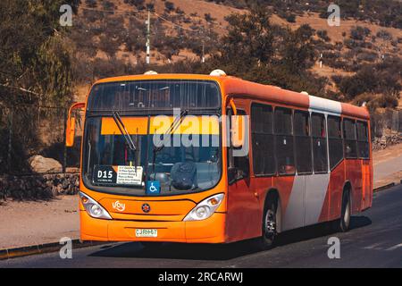 Santiago, Cile - 19 aprile 2023: Trasporto pubblico Transantiago, o Red metropolitana de Movilidad, autobus sulla linea D15 Foto Stock