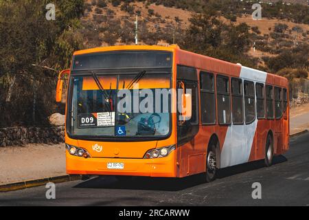 Santiago, Cile - 19 aprile 2023: Trasporto pubblico Transantiago, o Red metropolitana de Movilidad, autobus sulla linea D09 Foto Stock