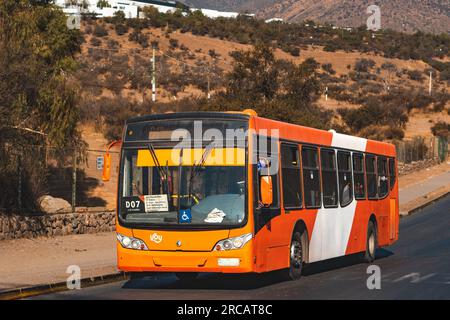 Santiago, Cile - 19 aprile 2023: Trasporto pubblico Transantiago, o Red metropolitana de Movilidad, autobus sulla linea D07 Foto Stock