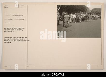 I fotografi si sono schierati per l'azione alla posa della pietra miliare Zero sul lato nord di Eclipse, Washington, D.C. La pietra miliare è stata posta in onore del M.T.C. Tour Trans-Continental. Foto scattata il 7 luglio 1919 da Sgt. Bonner. Simbolo ECO 7-26-19. (Descrizione: 61185) Foto Stock