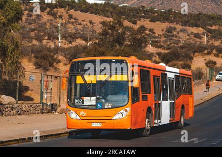 Santiago, Cile - 19 aprile 2023: Trasporto pubblico Transantiago, o Red metropolitana de Movilidad, autobus sulla linea D02 Foto Stock