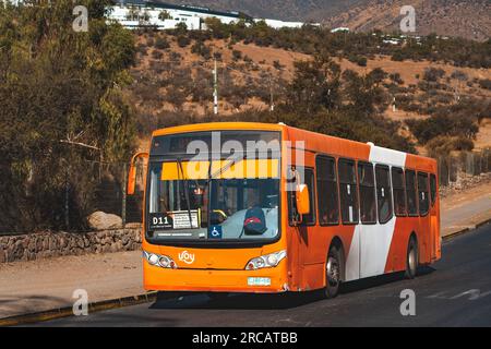 Santiago, Cile - 19 aprile 2023: Trasporto pubblico Transantiago, o Red metropolitana de Movilidad, autobus sulla linea D11 Foto Stock