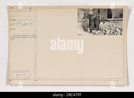 Ufficiali americani in piedi di fronte ad un edificio a Soissons, in Francia, danneggiato da una bomba tedesca. La fotografia è stata scattata il 17 febbraio 1918 e pubblicata dalla War College Division nell'aprile 1918. (Fonte: Photographs of American Military Activities during World War One) Foto Stock
