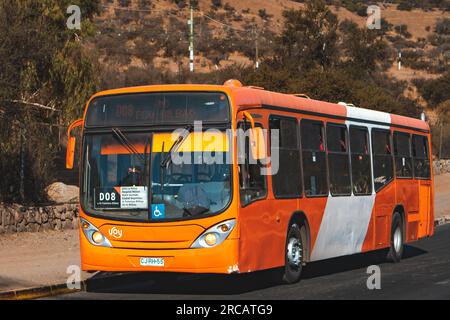 Santiago, Cile - 19 aprile 2023: Trasporto pubblico Transantiago, o Red metropolitana de Movilidad, autobus sulla linea D08 Foto Stock