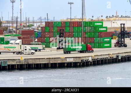 San Pedro, CA, Stati Uniti d'America – 2 giugno 2023: Semicamion e container per spedizioni presso Terminal Island, situato presso il porto di Los Angeles a San Pedro, Califo Foto Stock