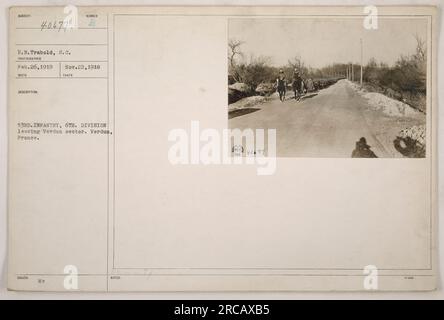 L'immagine mostra i soldati della 53a Fanteria della 6a Divisione che lasciano il settore Verdun in Francia durante la prima guerra mondiale. Fotografia scattata da E. R. Trabold, S.C. il 26 febbraio 1919. Rilasciato il 22 novembre 1918 con il titolo 40677 con note aggiuntive. Foto Stock