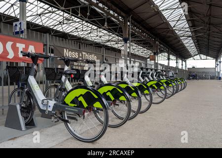 13 luglio 2023. Inverness City, Highlands and Islands, Scozia. Questa è una fila di biciclette elettriche parcheggiate fuori dalla stazione ferroviaria di Inverness. Foto Stock